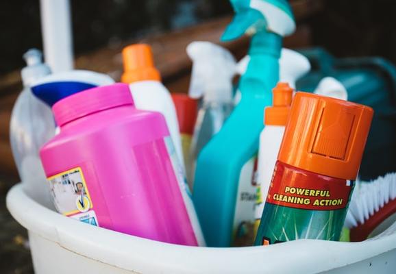 Cleaning agents and sprays